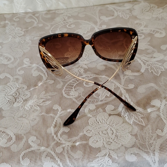 Sunglasses 🕶 - Picture 2 of 2